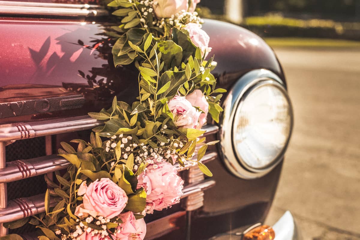 Mit Blumen geschmücktes Hochzeitsauto